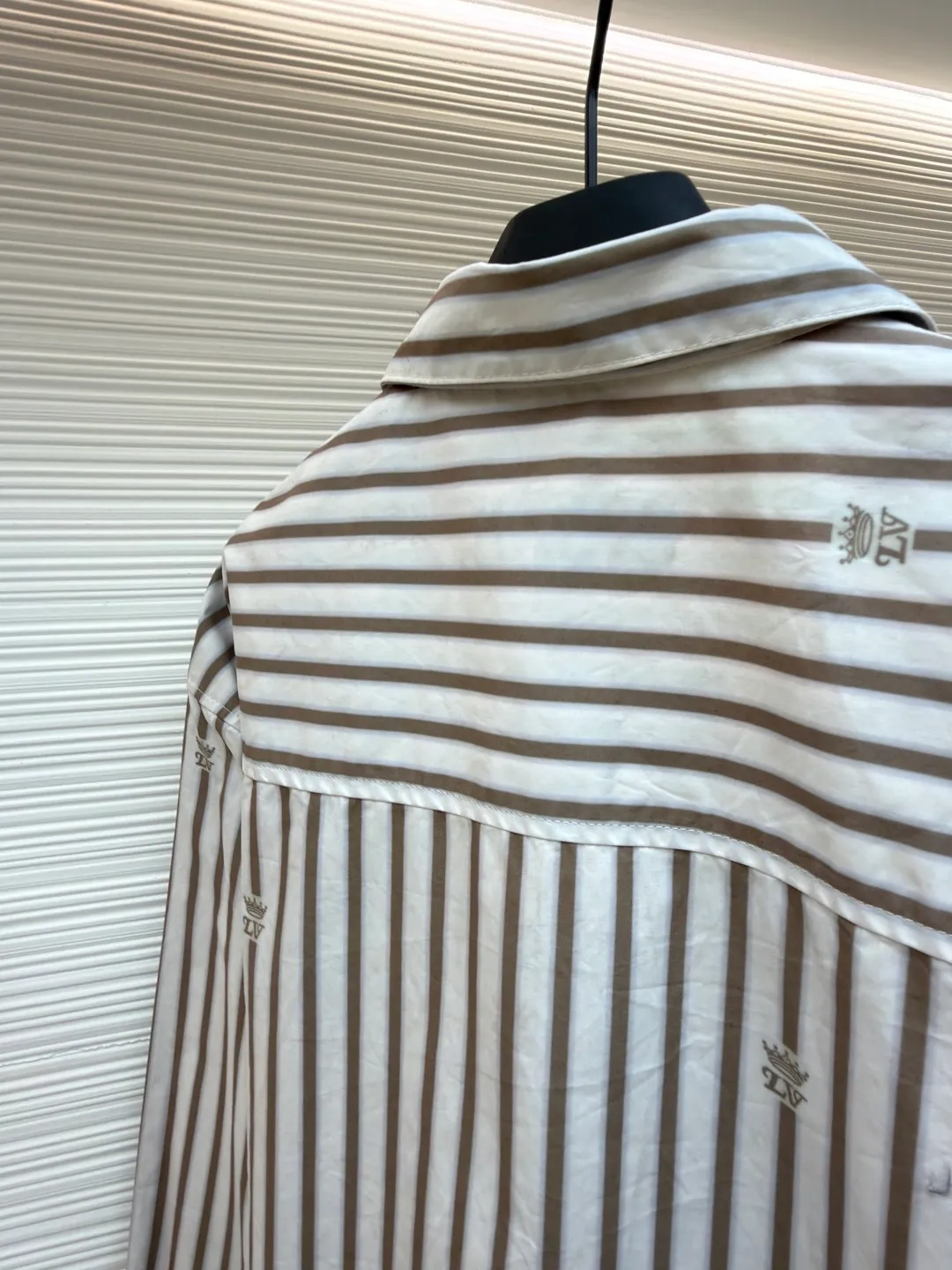 LOUIS VUITTON striped zipper shirt jacket ●Original version: Purchased and developed for 21700 ●Item number: 1681773-A60 ●Fabric: high-count cotton blended fabric ●Technology: dark pattern embroidery production ●Color: white and gray stripes ●Version: fitted version ●Weight: about 320 grams ●Size: S-M-L-XL ●Description: Made of imported high-count cotton blended fabric, the texture is soft and skin-friendly and has a stiff feel. It is comfortable and breathable to wear and not easy to wrinkle, making it easy to take care of daily. The neckline adopts a classic lapel design, with a full zipper opening and closing method, breaking the button constraints of traditional shirts, making it more casual to put on and take off and with a stronger sense of style; the body is printed with gray and white vertical stripes pattern, supplemented by the brand's iconic Monogram dark embroidery decoration, the details highlight the brand's recognition. The stripe elements not only modify the body shape but also add a simple and high-end sense; the overall version is a loose oversize silhouette, which is highly tolerant and suitable for all types of body shapes. It can be worn alone or as a layered outer layer, suitable for various scenes. The overall wiring is straight and delicate, the fabric is comfortable and soft, and the color is consistent without color difference. It can be matched with the same style to create a fashionable look and control various occasions. Customized accessories, complete with three standards, same style for men and women!